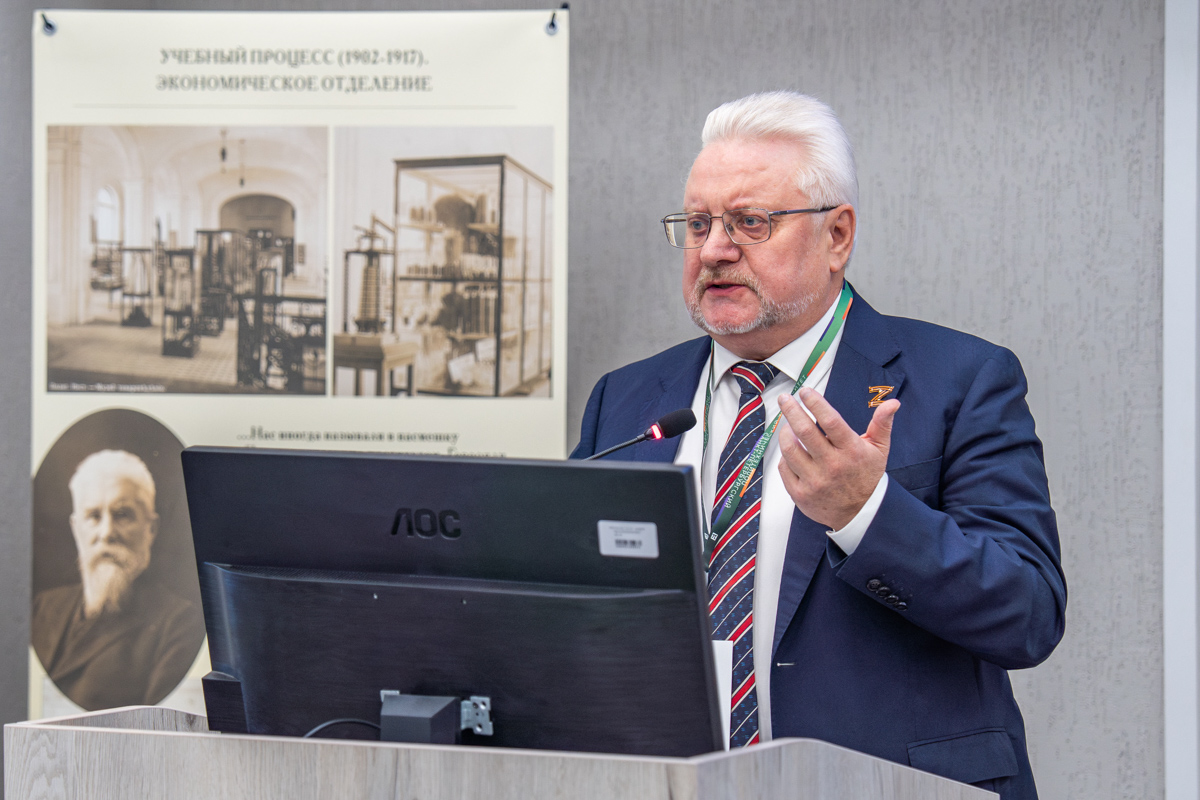 Глава муниципального образования «Полюстрово», первый заместитель председателя Совета муниципальных образований Санкт-Петербурга Андрей Жабрев 