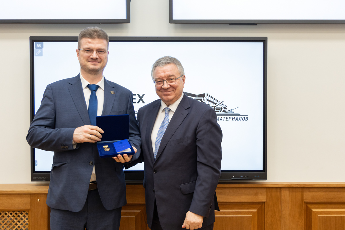 Медаль «За безупречный труд и отличие» Минобрнауки РФ получил профессор Высшей школы сервиса и торговли Сергей Барыкин 