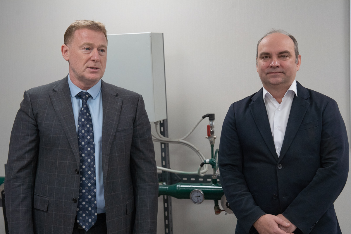 Генеральный директор Павел Никитин и директор по развитию Роман Крикунов на презентации демонстрационного стенда НПФ «Логика» 