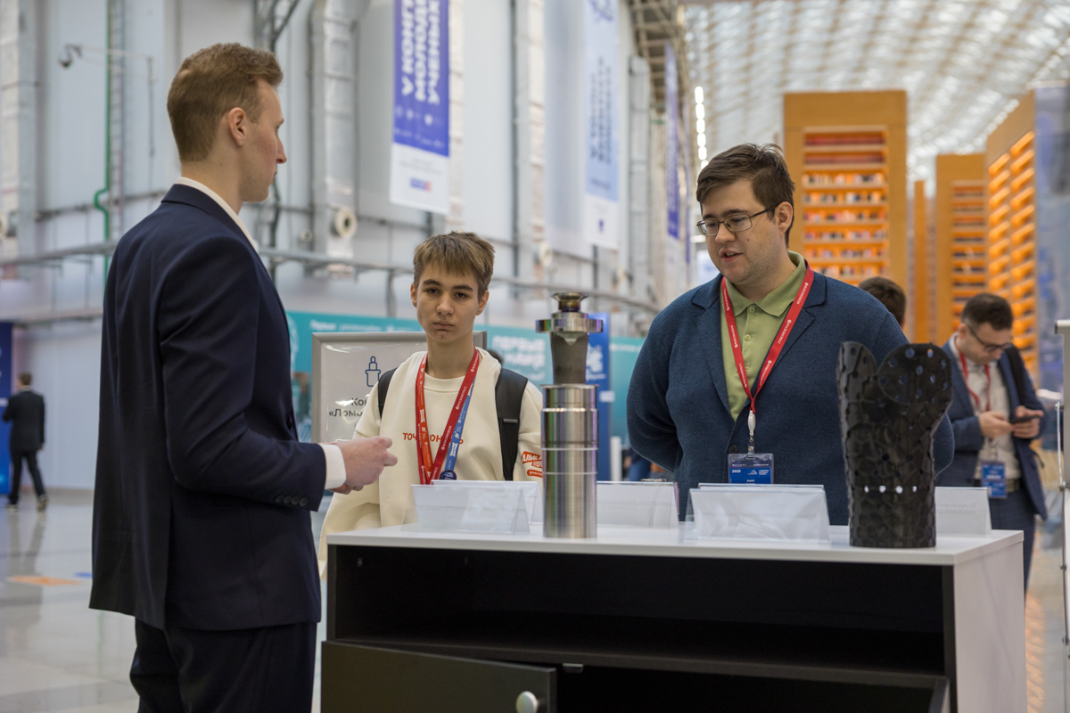 Установка для мультиматериальной лазерной 3D-печати металлами позволяет создавать изделия с принципиально новыми свойствами за счёт комбинации различных металлических сплавов в едином производственном цикле 