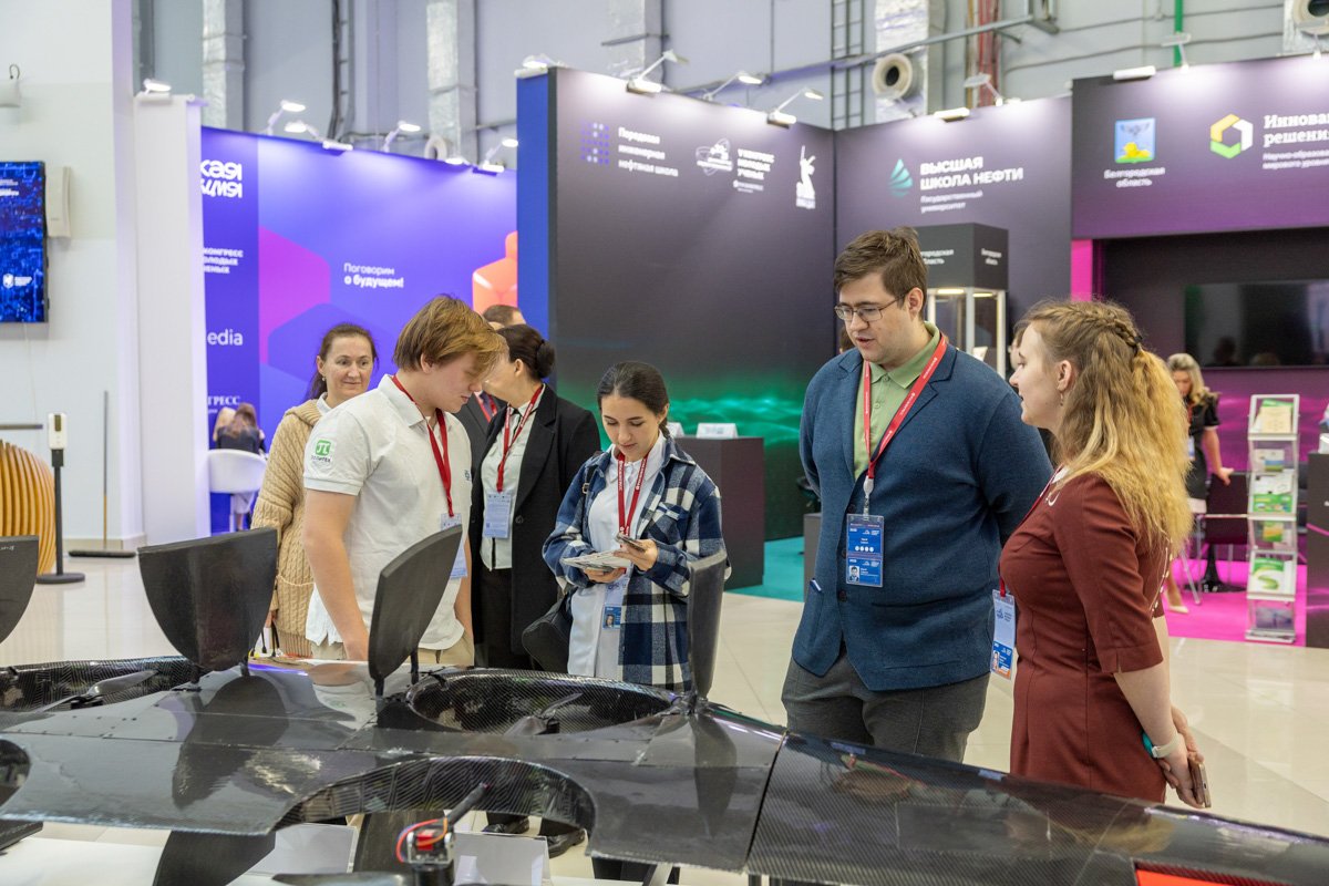 Ещё одним ключевым экспонатом стало семейство беспилотных летательных аппаратов (БПЛА) «Снегирь» 