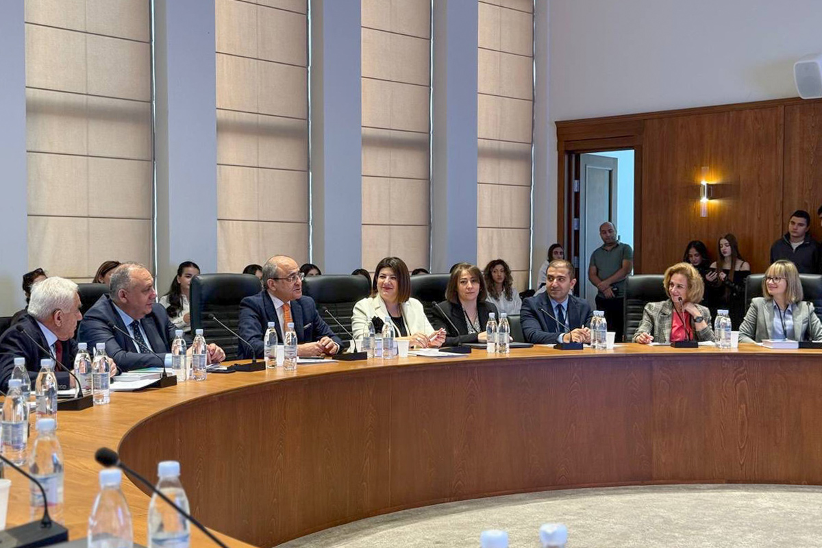 Пленарное заседание открыл ректор РАУ, профессор Эдвард Сандоян 