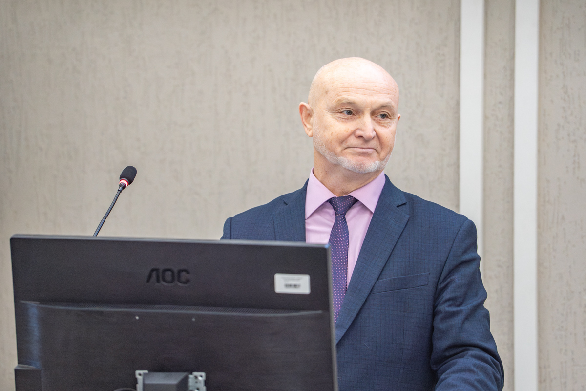 Генеральный директор АПП СПб Александр Громов обращается с приветственным словом от президента Ассоциации Валерия Радченко