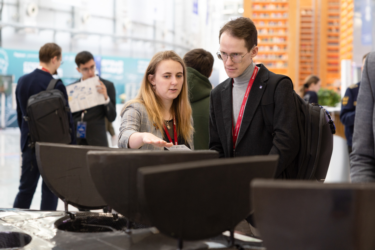 Посетители стенда Политеха 