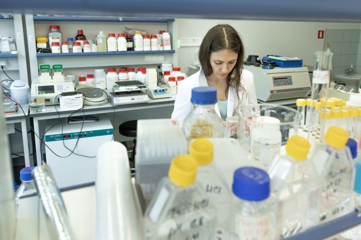 Нейросеть для микроскопа, способную вычислить ошибку системы и убрать все искажения в изображении, разработали в научно-исследовательской лаборатории анализа биомедицинских изображений и данных СПбПУ (на фото — заведующая лабораторией Екатерина Пчицкая) 