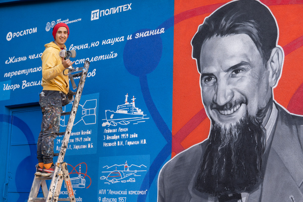 Панно с Игорем Курчатовым открыло подборку граффити на стенах университетов в ВК-сообществе Минобрнауки. Автор мурала — выпускник Политеха Василий Цветков 