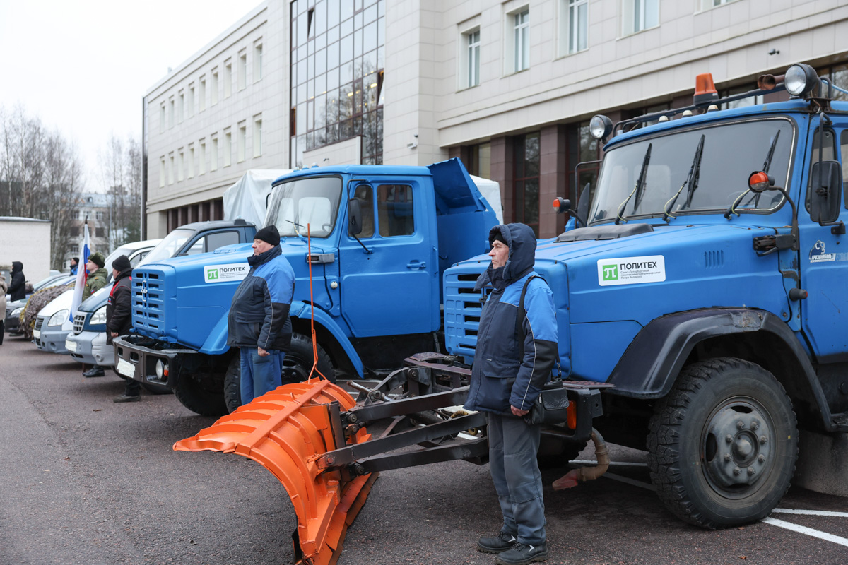 Политех передал на фронт девять автомашин 