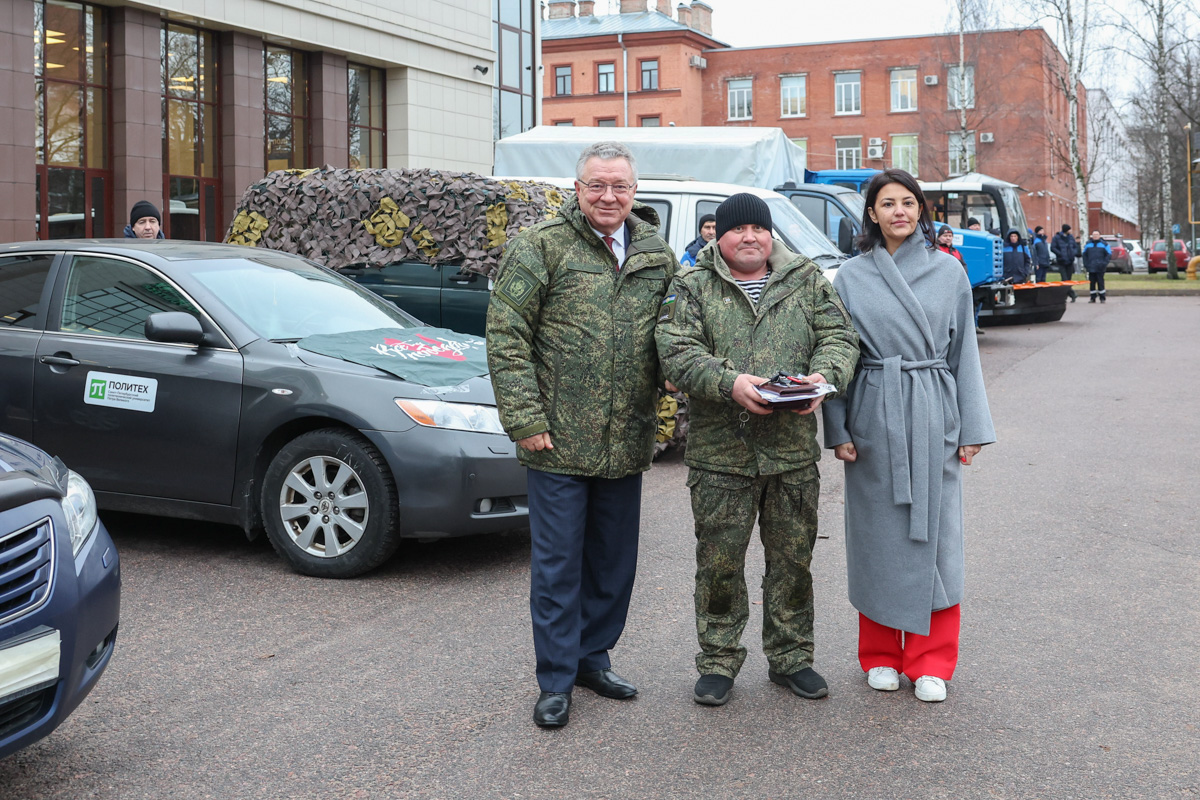 После официальной части Андрей Рудской вручил представителям воинских частей и соединений документы и ключи на машины 