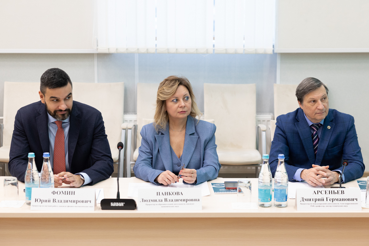 Проректор по научной работе СПбПУ Юрий Фомин, проректор по образовательной деятельности Людмила Панкова и проректор по международной деятельности Дмитрий Арсеньев 