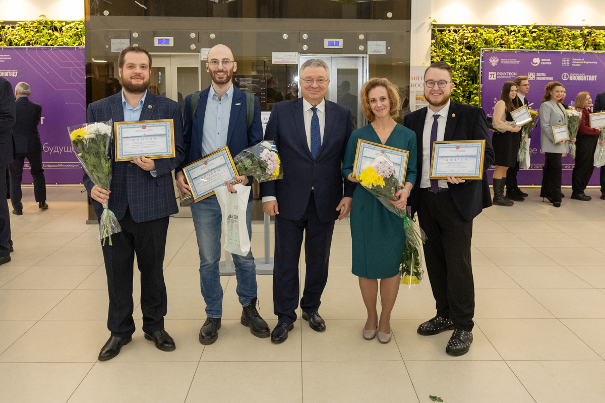 Лауреаты конкурса с ректором Андреем Рудским 