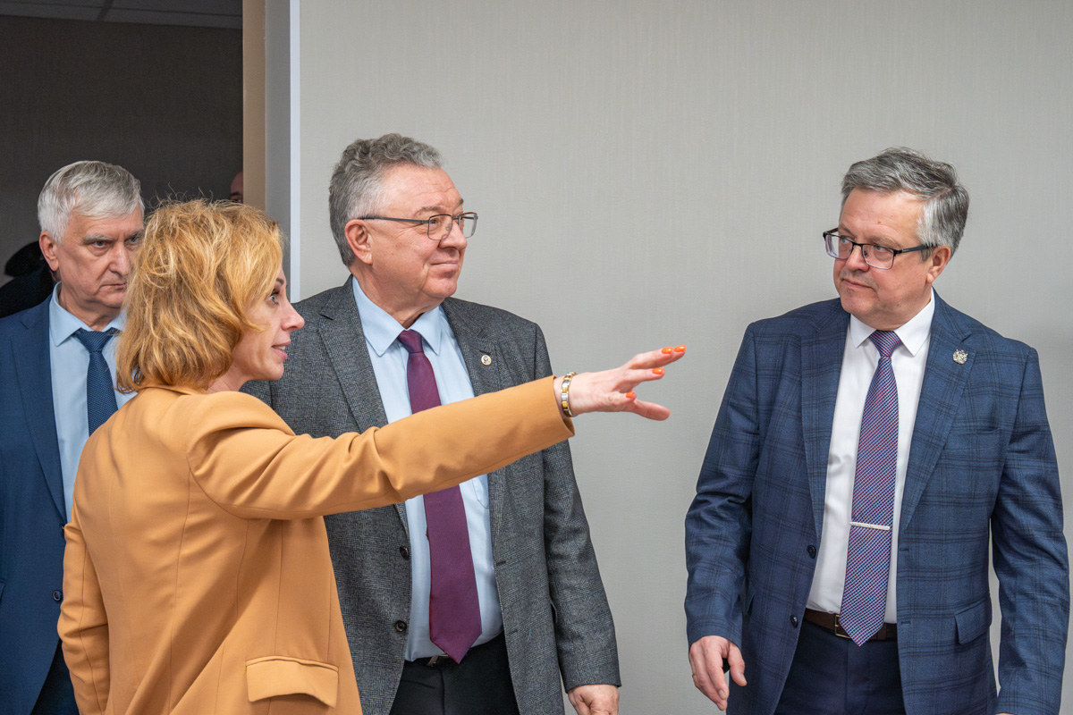 Андрей Рудской на осмотре обновлённых помещений