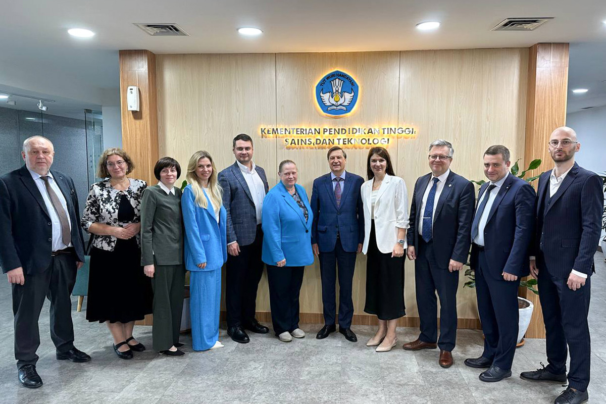 С руководителями ключевых департаментов Министерства высшего образования, науки и технологий Индонезии 