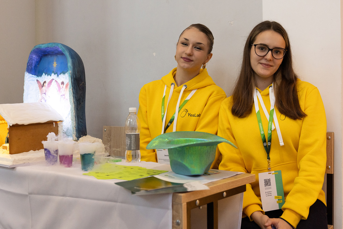 Институт электроники и телекоммуникаций поразил зрелищным научным шоу с жидким азотом 