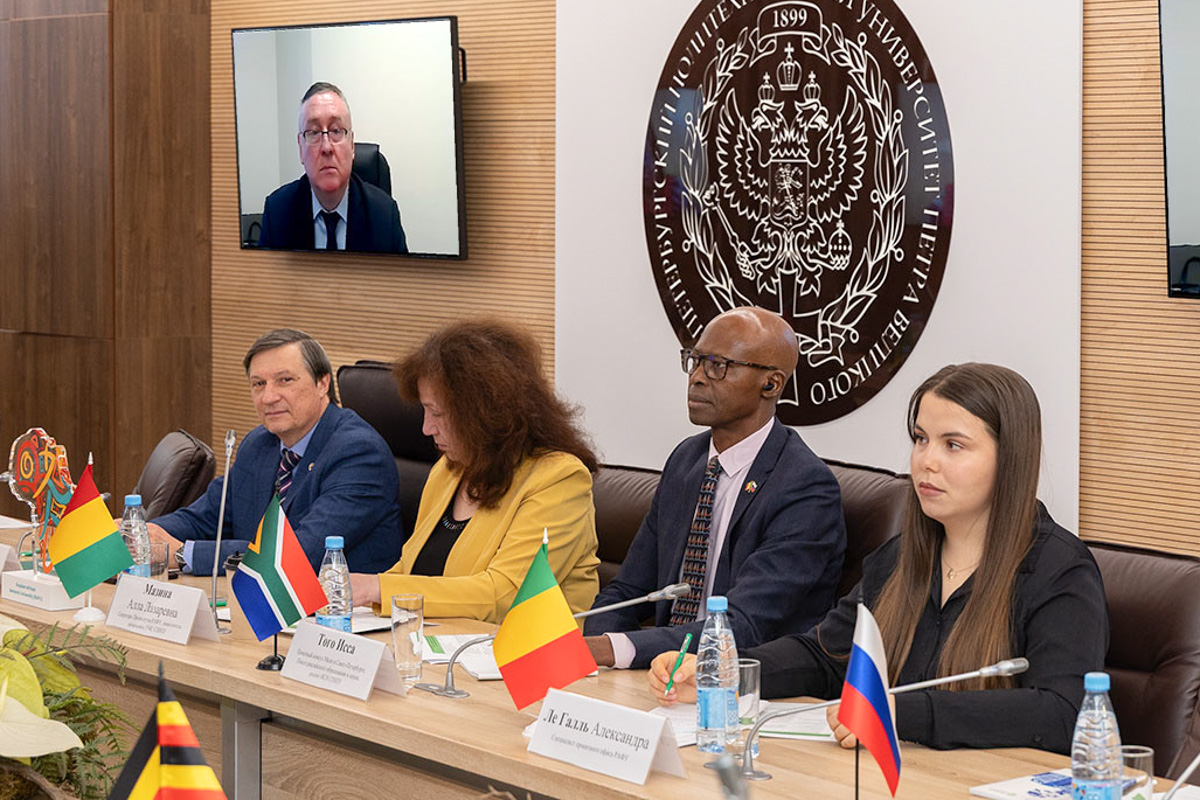 С приветственным словом к участникам обратился заместитель директора департамента международного сотрудничества Минобрнауки России Степан Соколов