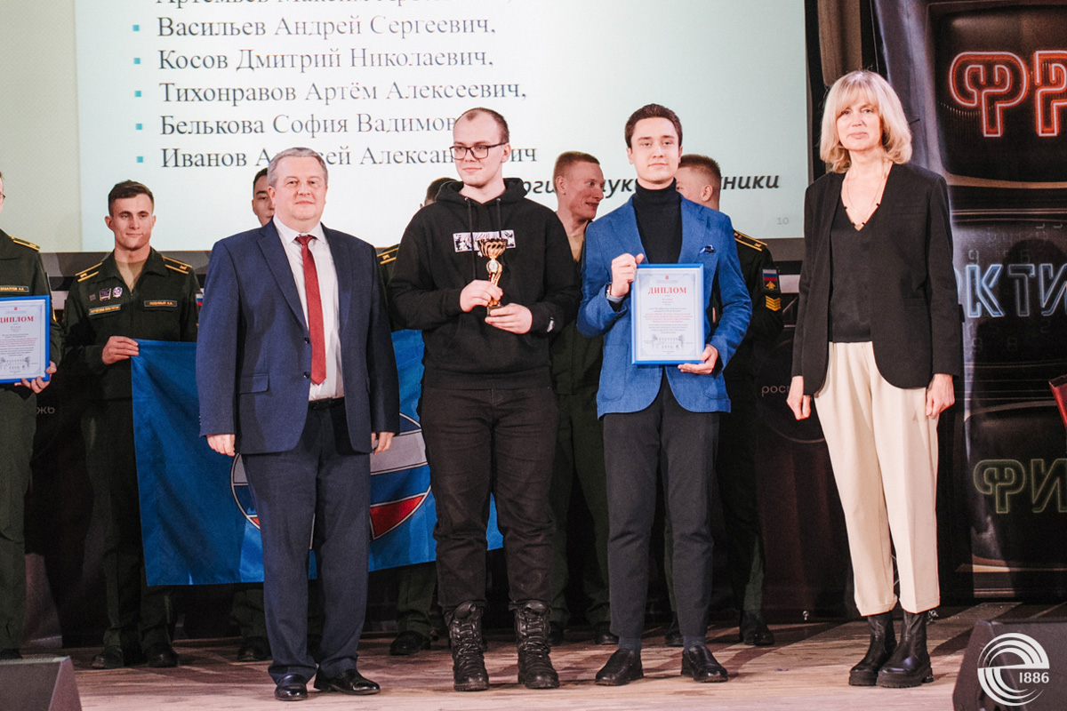 Награждение студентов СПбПУ по олимпиаде по радиотехнике 