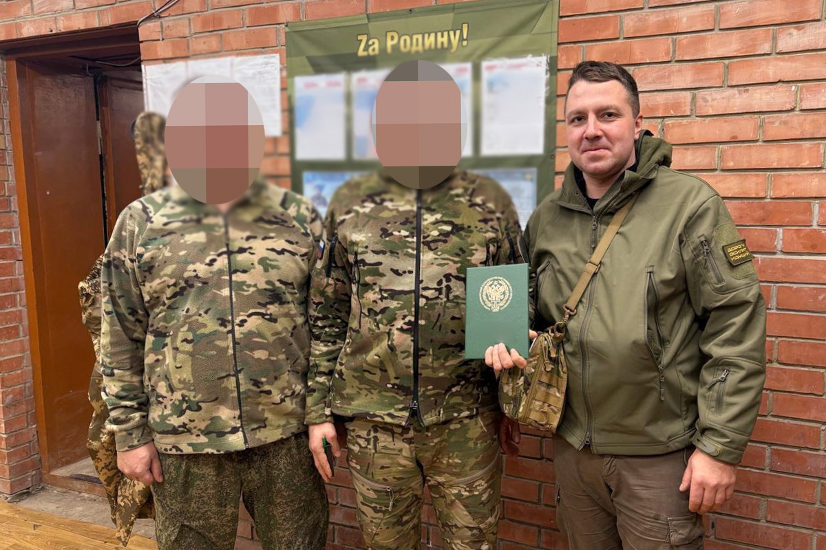 Доцент Высшей школы общественных наук Иван Коломейцев поздравил военных с успешным завершением обучения 