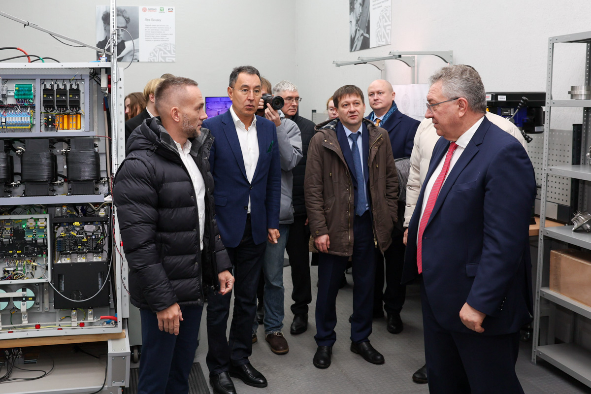 Политехники и делегация «Арман Холдинг» в лаборатории 