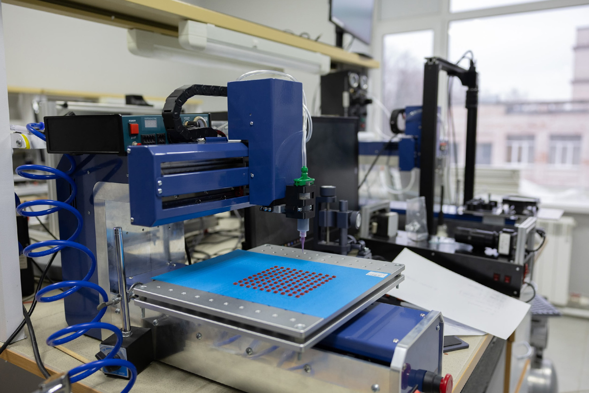 Технические характеристики робота позволяют использовать его в производстве изделий из области микроэлектроники 