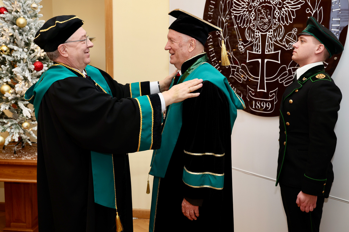 По традиции, под студенческий гимн Gaudeamus в зал Учёного совета внесли церемониальное облачение — мантию и головной убор Почётного доктора 