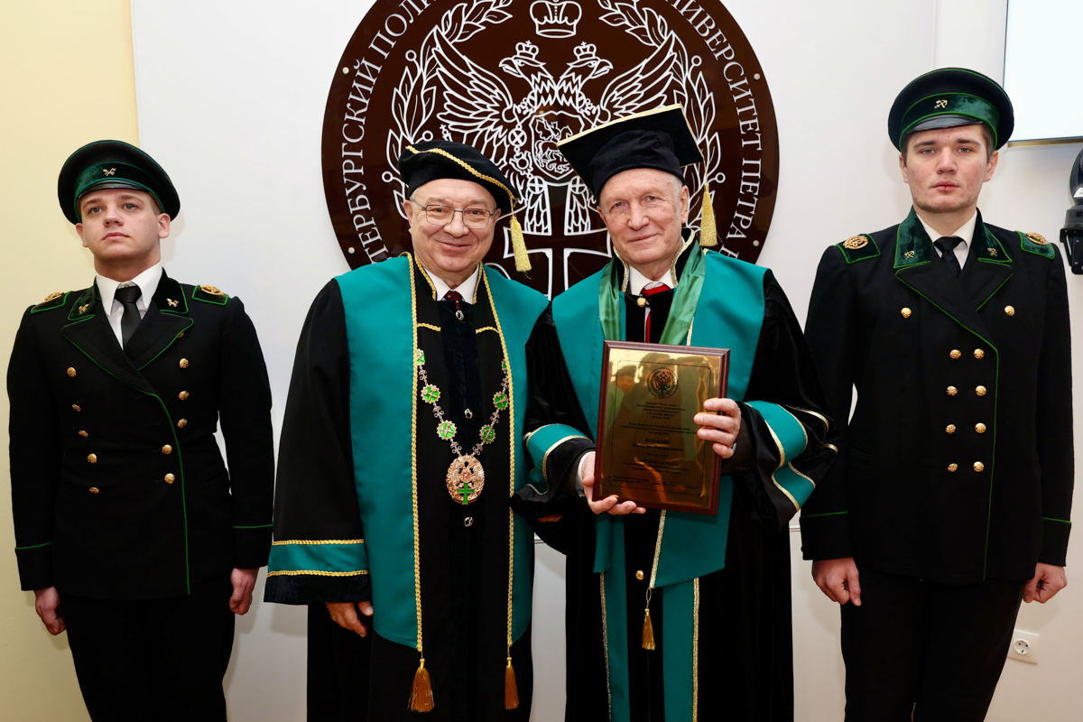 На торжественном заседании Учёного совета состоялась церемония вручения диплома, мантии и знака Почётного доктора Санкт-Петербургского политехнического университета Петра Великого Валерию Козлову 