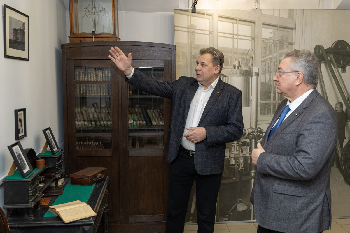 Кроме пресса, новая музейная экспозиция включает уникальные материалы, рассказывающие о жизни и деятельности первого директора Политеха 