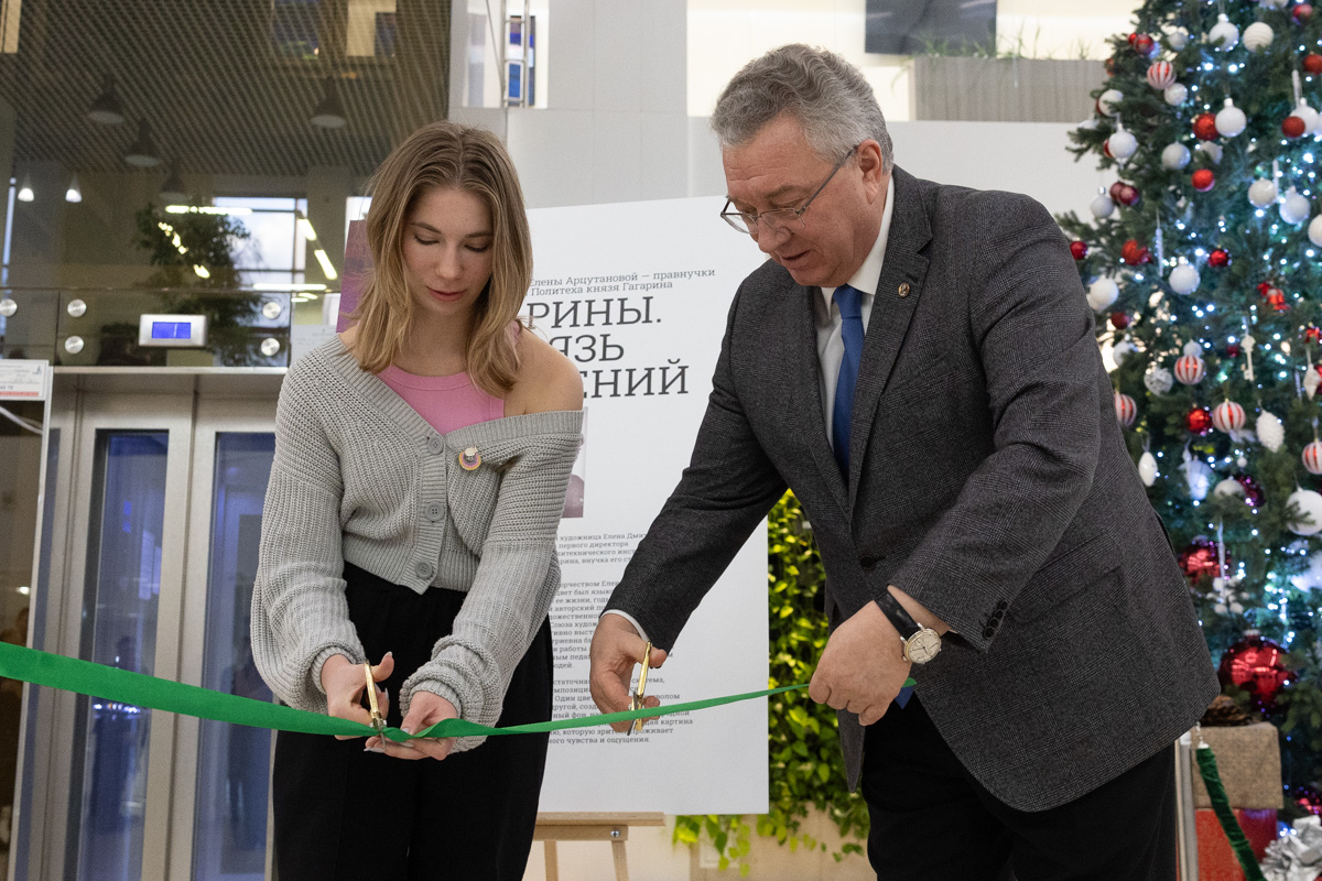 Праправнучка Андрея Гагарина Софья Короткова и ректор СПбПУ Андрей Рудской открыли выставку Елены Арцутановой 