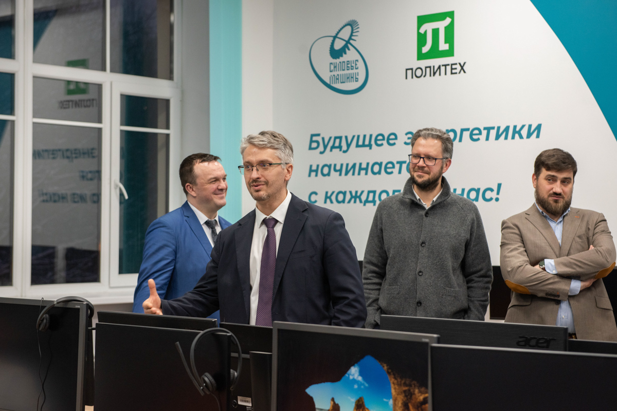 Генеральный конструктор компании «Силовые машины» Александр Ивановский (второй слева) 