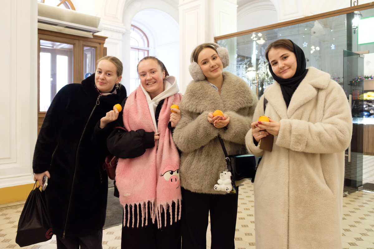 В один день студенты получили целых 65 килограммов сочных зимних цитрусовых 