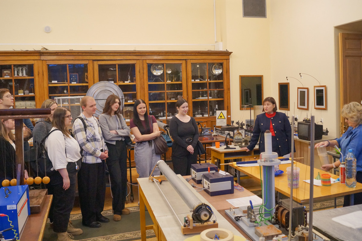 Студенты в кабинете физики 