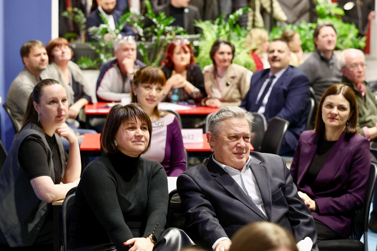 Исполнительный директор фонда Ольга Новикова и профессор Высшей школы транспорта ИММиТ Александр Ащеулов 