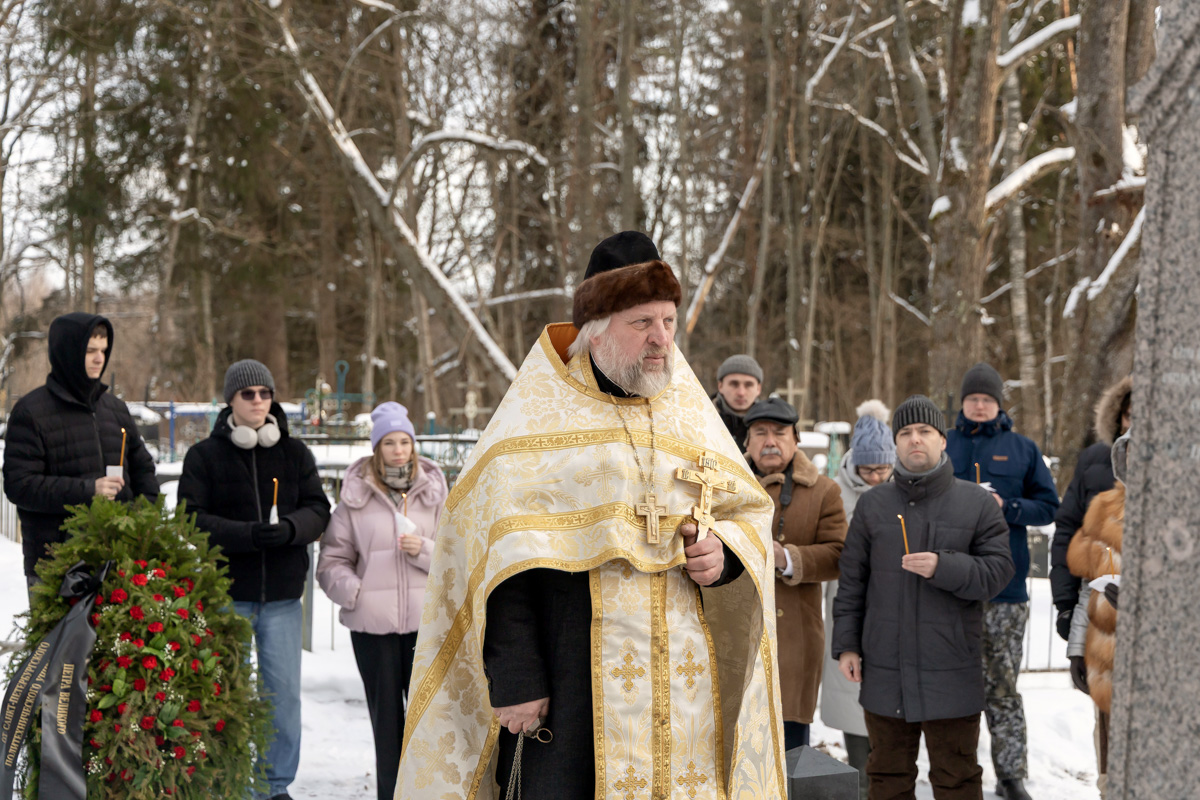 Настоятель храма Вознесения Господня протоиерей Александр Баранов отслужил панихиду 