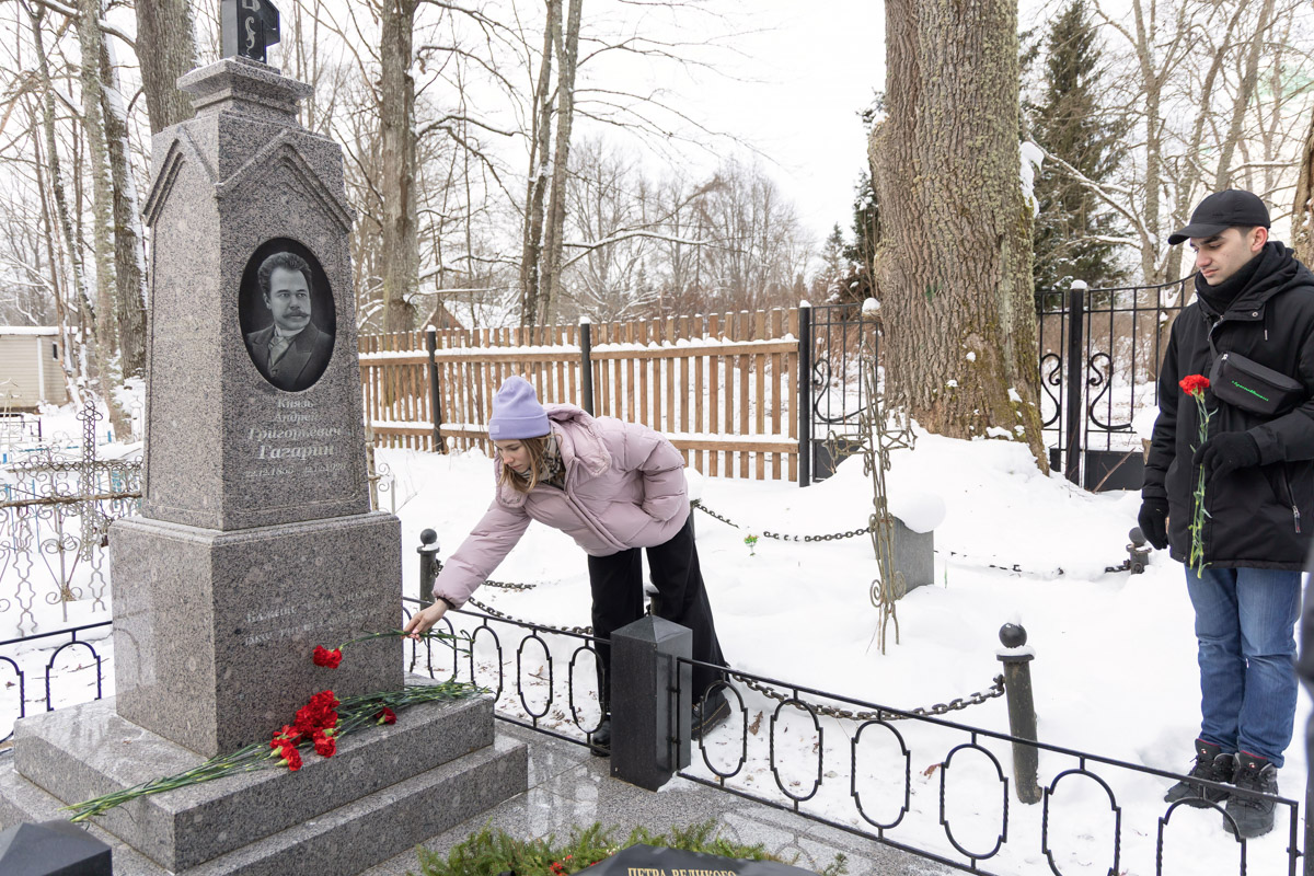 Праправнучка Андрея Гагарина Софья Короткова и другие участники церемонии возложили цветы 