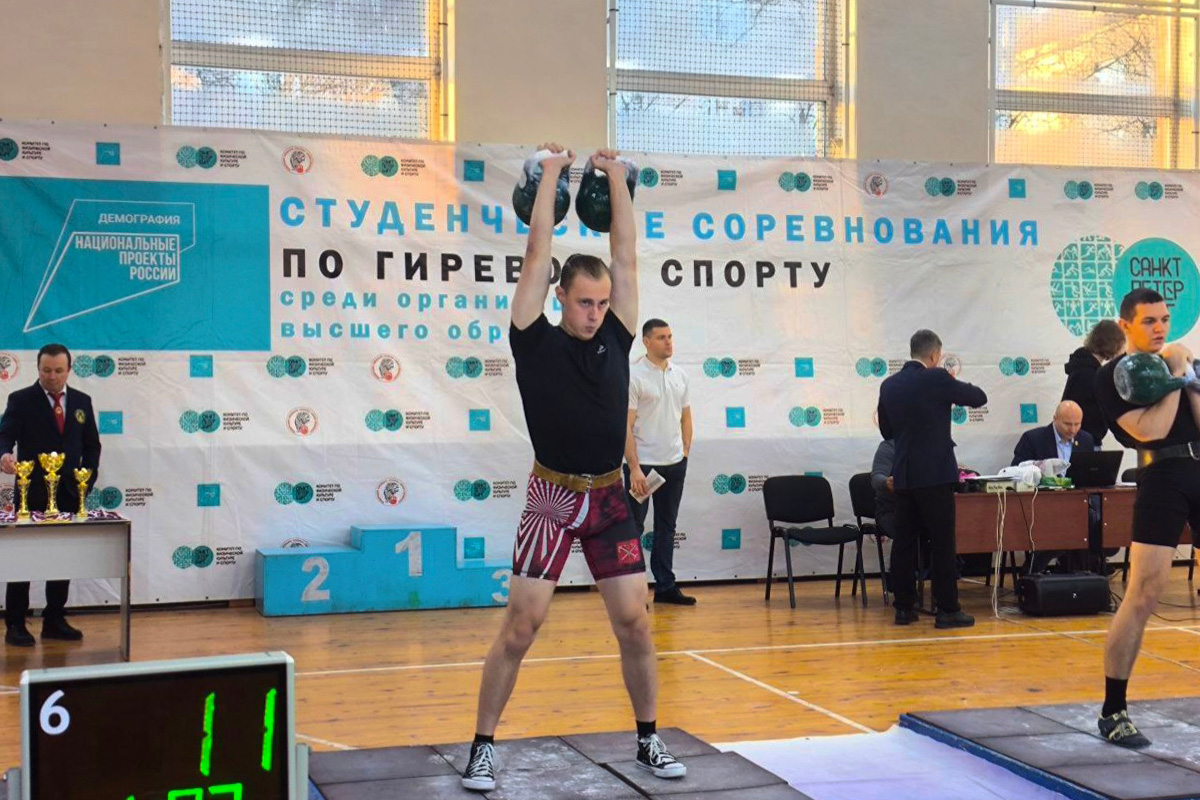 На соревнованиях по гиревому спорту 