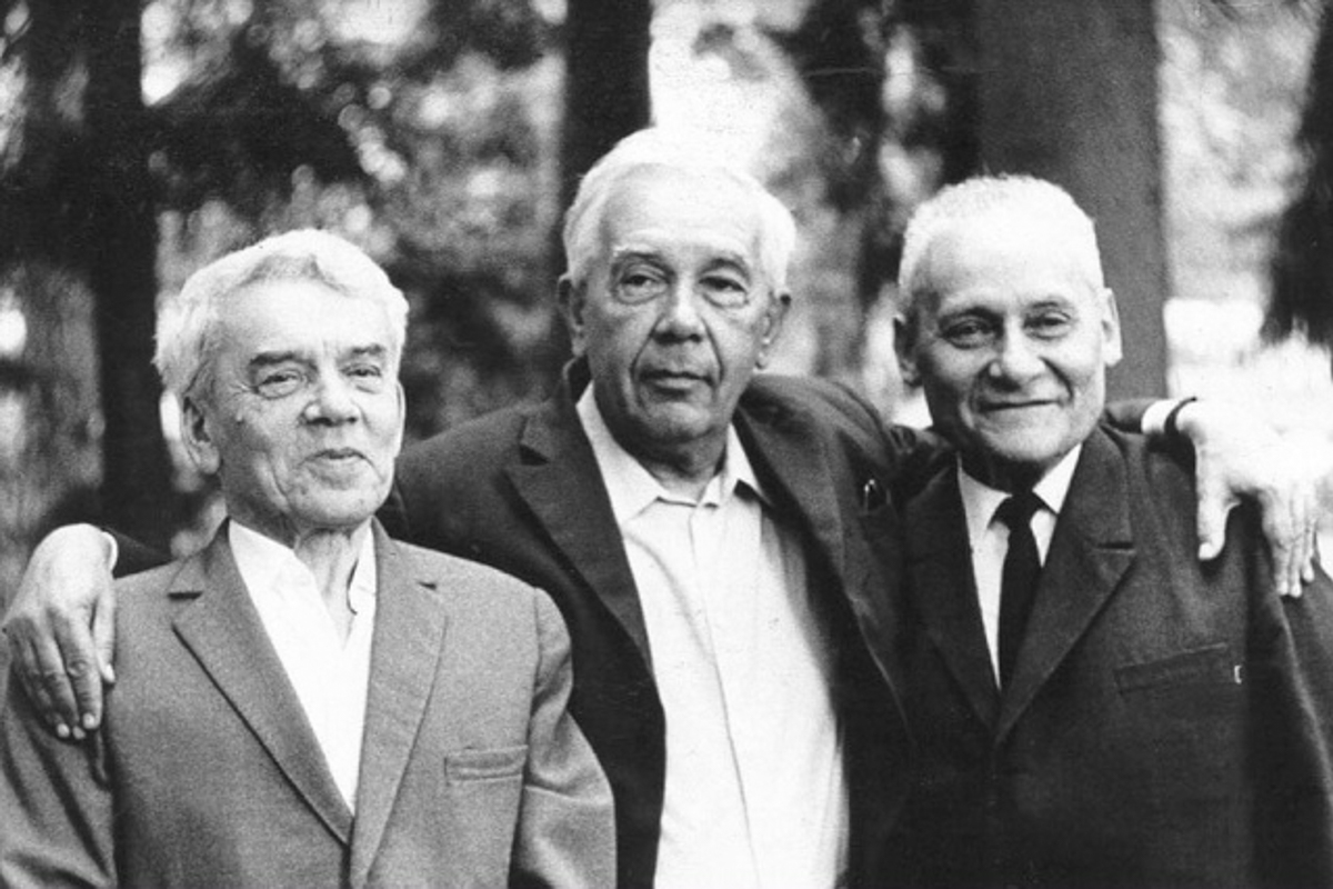 Лев Герасимович Лойцянский (первый справа)