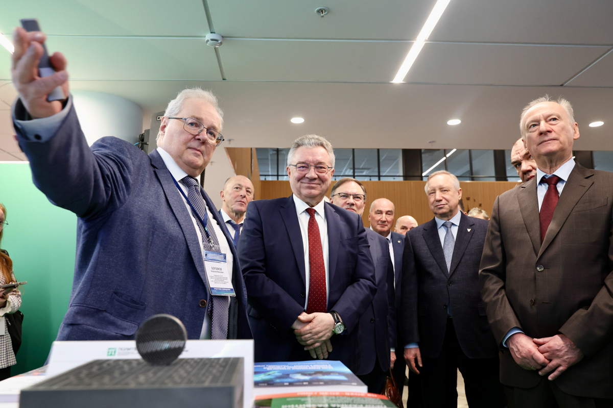 Алексей Боровков, Андрей Рудской, Александр Беглов и Николай Патрушев на стенде Политеха 