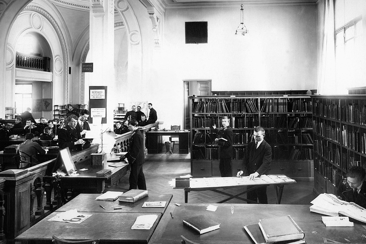 Фундаментальная библиотека: в первые годы в Политехе учились только юноши 