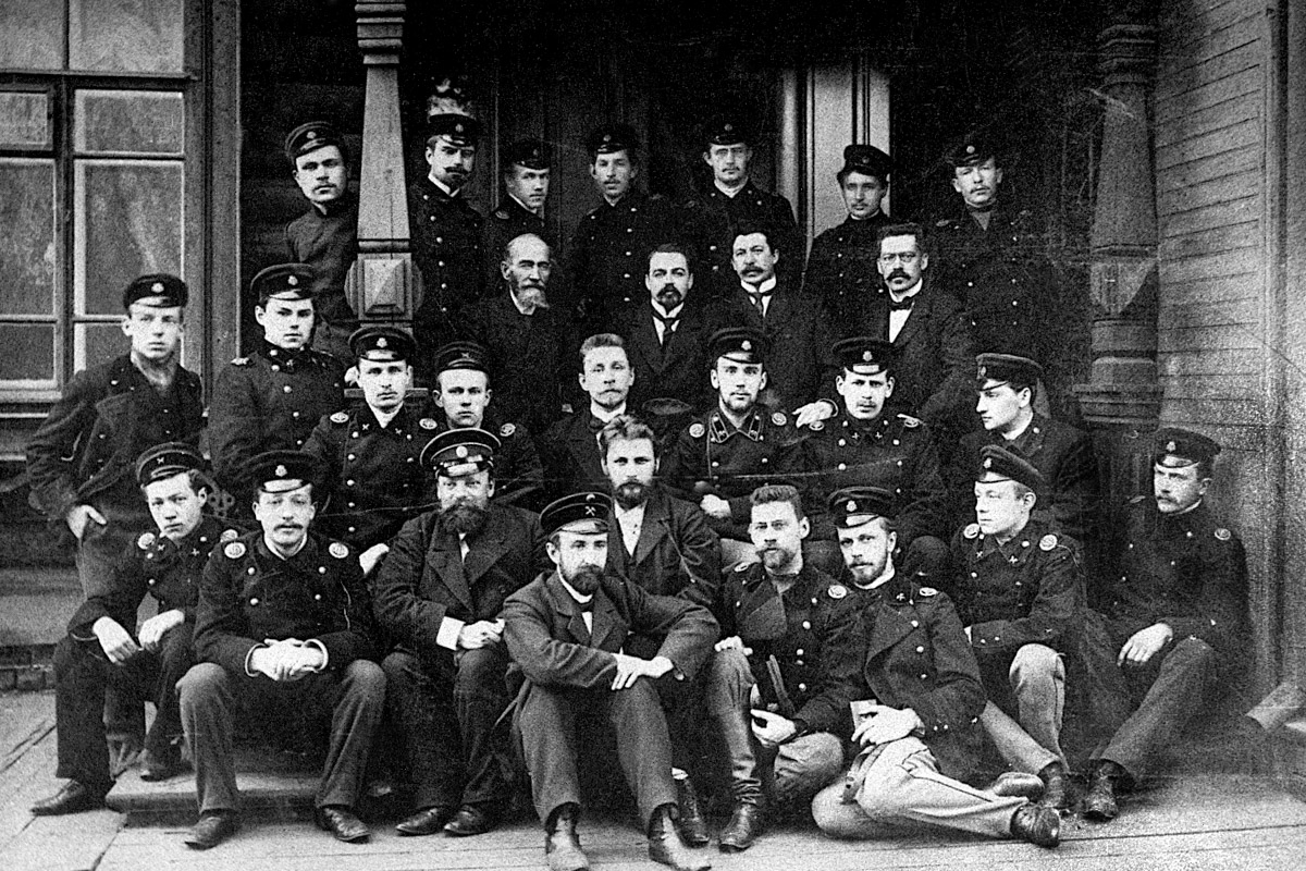 Студенты набора 1902 года на практике в Сормово (с М. А. Шателеном и К. П. Боклевским (во втором ряду) 