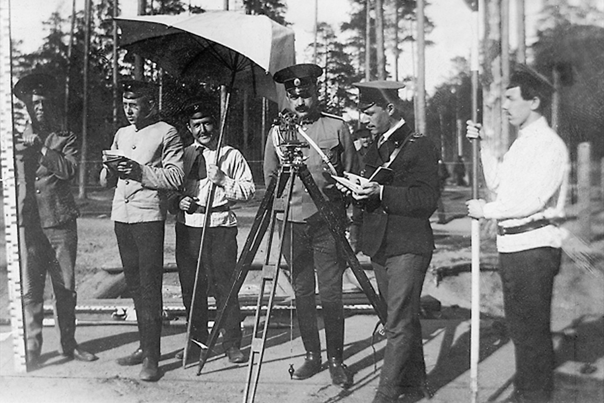 Студенты Политеха на геодезической практике 