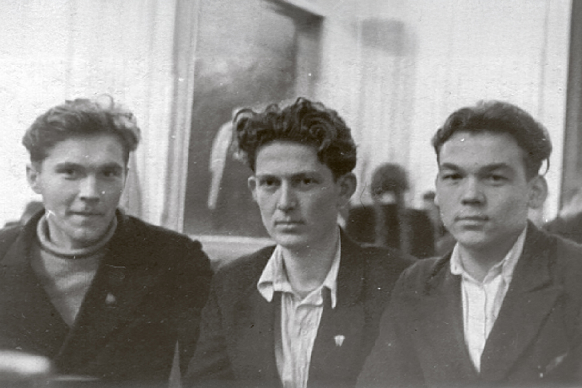 Студент инженерно-строительного (гидротехнического) факультета Ленинградского политехнического института им. М. И. Калинина Юрий Васильев с товарпищами 