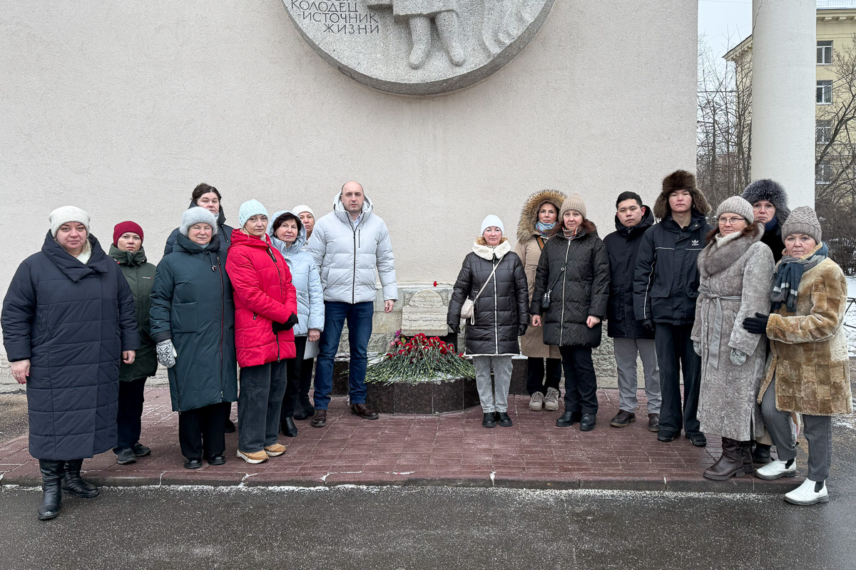 Работники Студенческого городка СПбПУ и представители студенческого совета собрались у «Блокадного колодца» на проспекте Непокорённых 