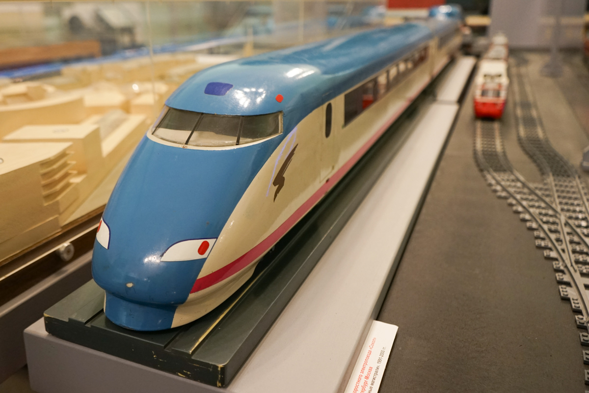 В экспозиции представлены самые разные модели скоростных поездов 