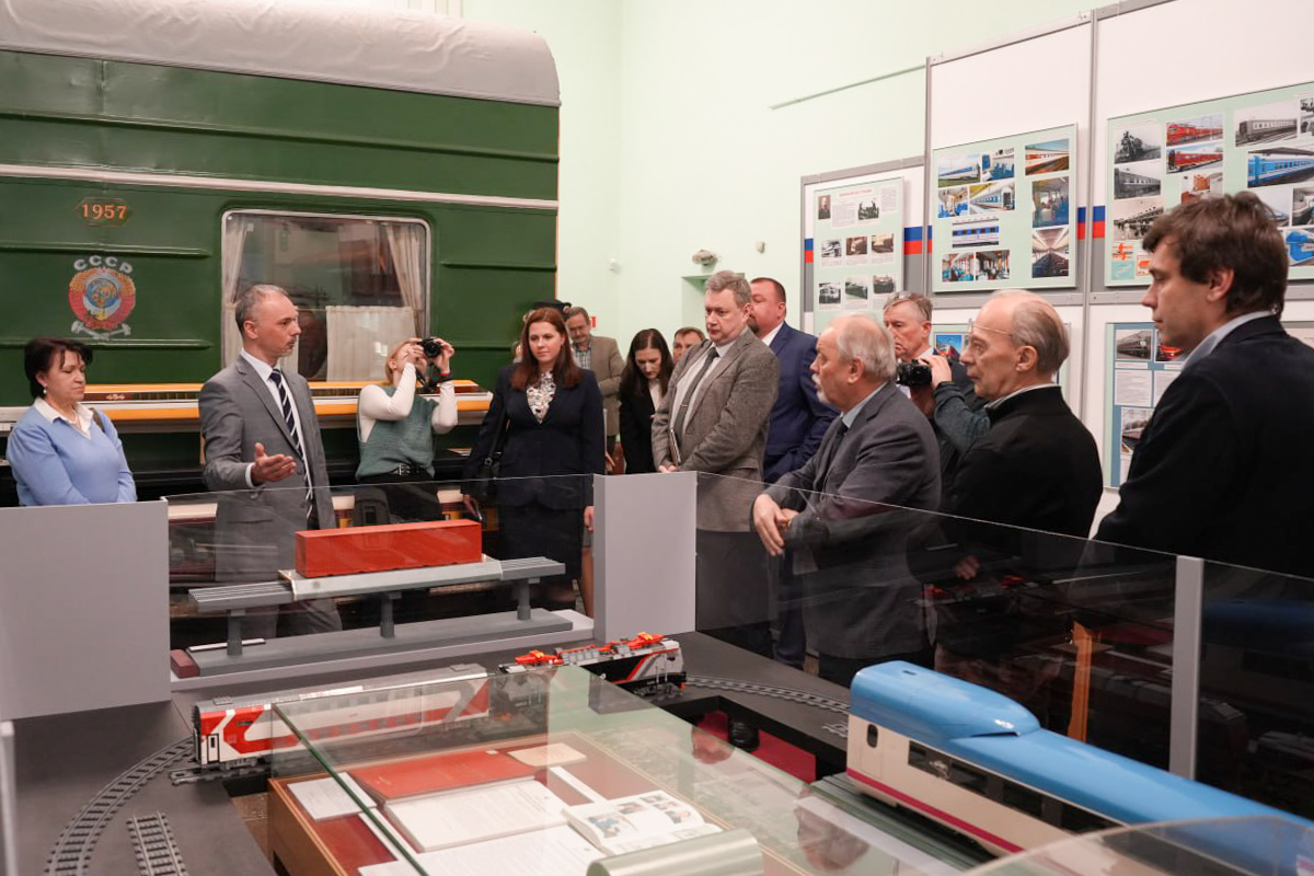 Часть экспозиции выставки посвящена истории аэродинамических исследований железнодорожного транспорта 