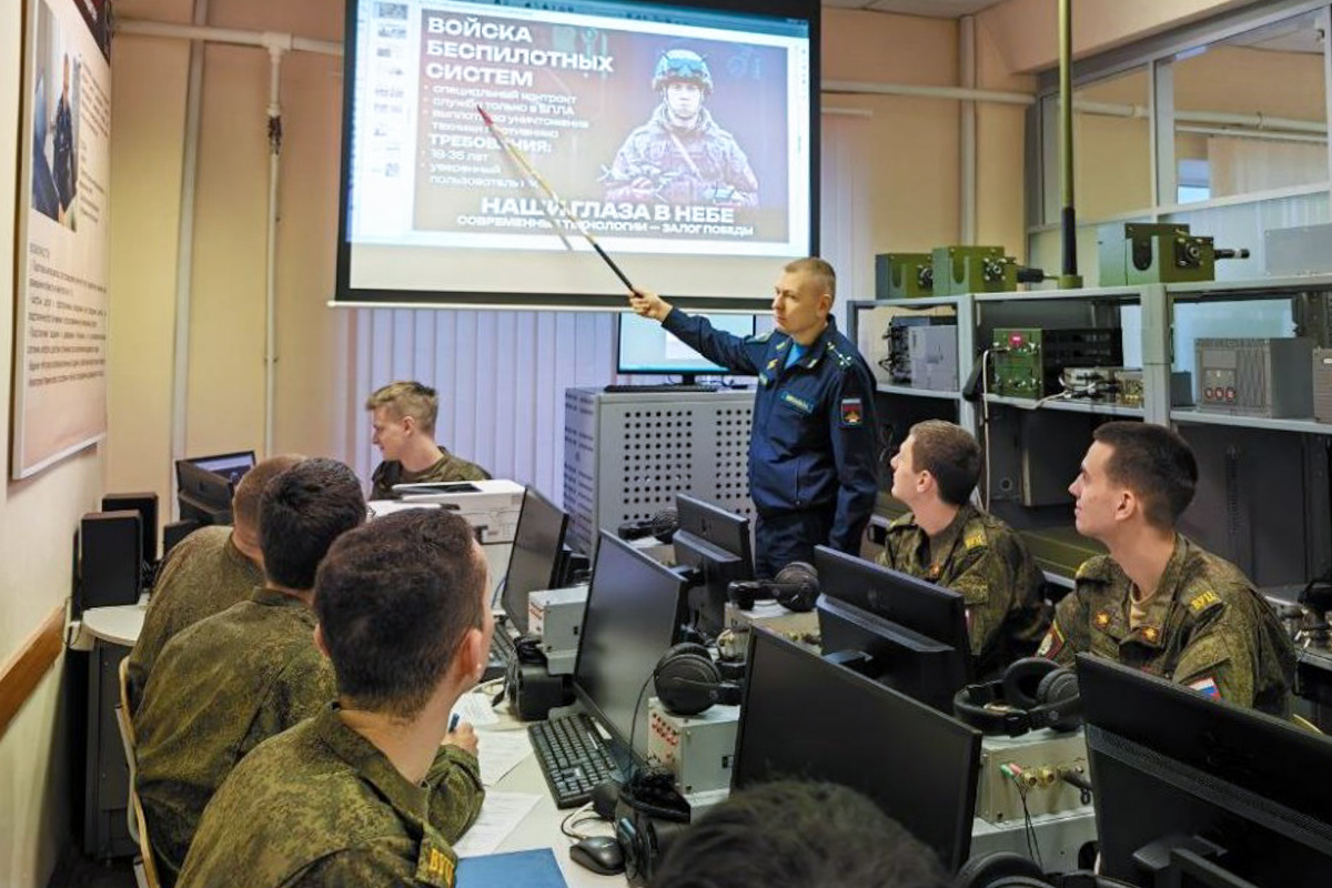 В течение двух месяцев новобранец получит инженерные навыки, а также научится пилотировать, ремонтировать, настраивать и программировать беспилотные системы 