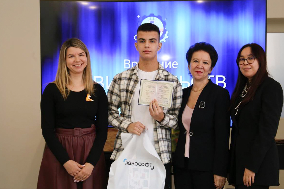 После официальной части мероприятия школьникам вручили документы об образовании, подтверждающие присвоение квалификации «чертёжник-конструктор» 