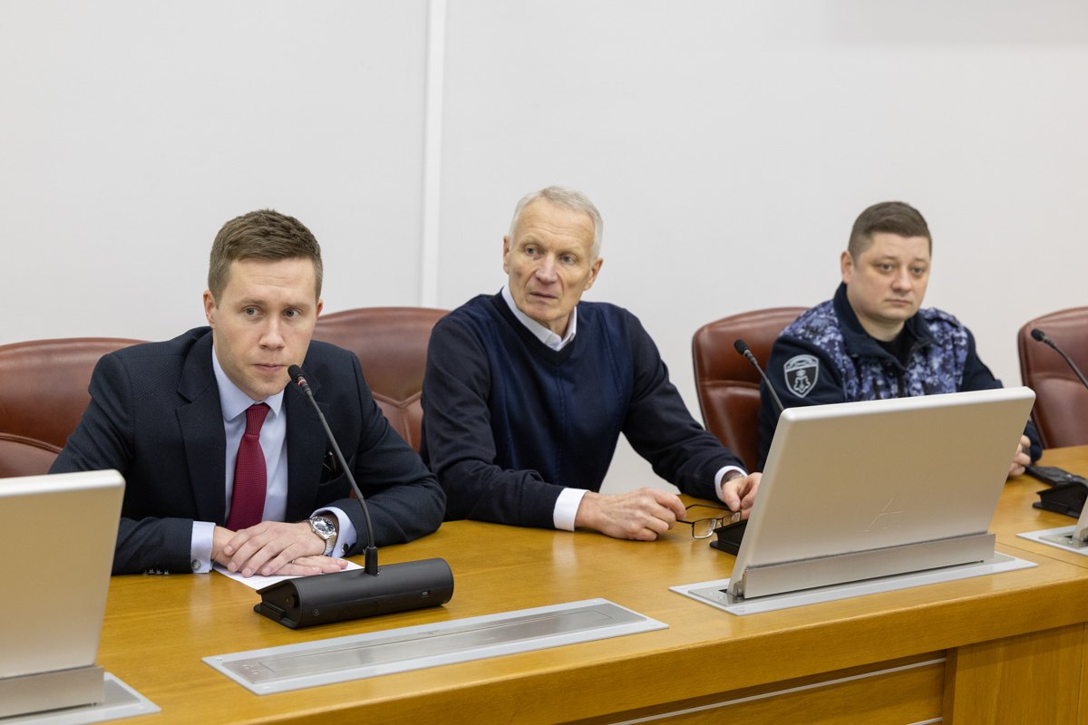 В семинаре под руководством проректора по информационной, молодёжной политике и безопасности Максима Пашоликова приняли участие преподаватель учебного центра «Аудит и Безопасность» Виктор Кислинских и начальник отдела вневедомственной охраны по Калининскому району Санкт-Петербурга подполковник полиции Денис Исаков 