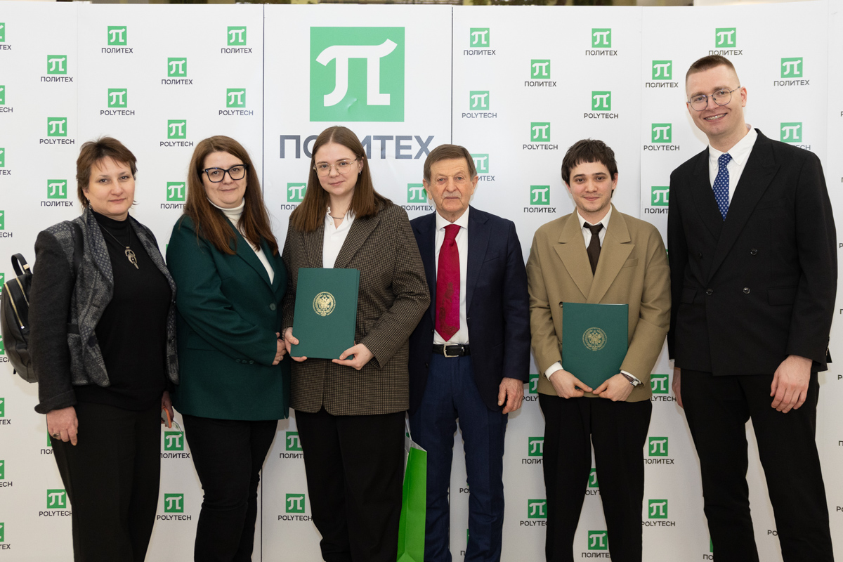 Начальник отдела по взаимодействию со СМИ Евгений Плешачков с молодыми учёными 