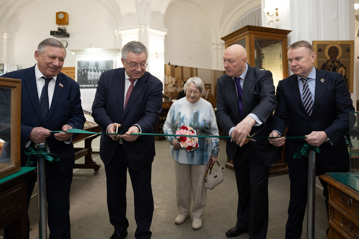 Депутат Законодательного Собрания Петербурга Юрий Авдеев, ректор СПбПУ Андрей Рудской, вдова тренера А. Е. Павлова Нина Николаевна, олимпийский чемпион Евгений Куликов, руководитель Дирекции по управлению спортивными сооружениями Санкт-Петербурга Игорь Васильев 