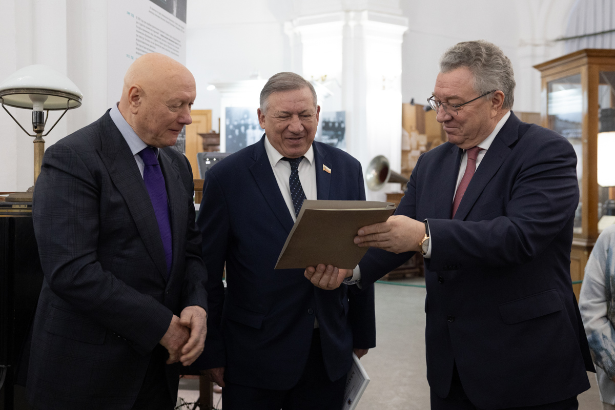 Андрей Рудской подарил Евгению Куликову на память копию его личного дела со студенческим билетом 