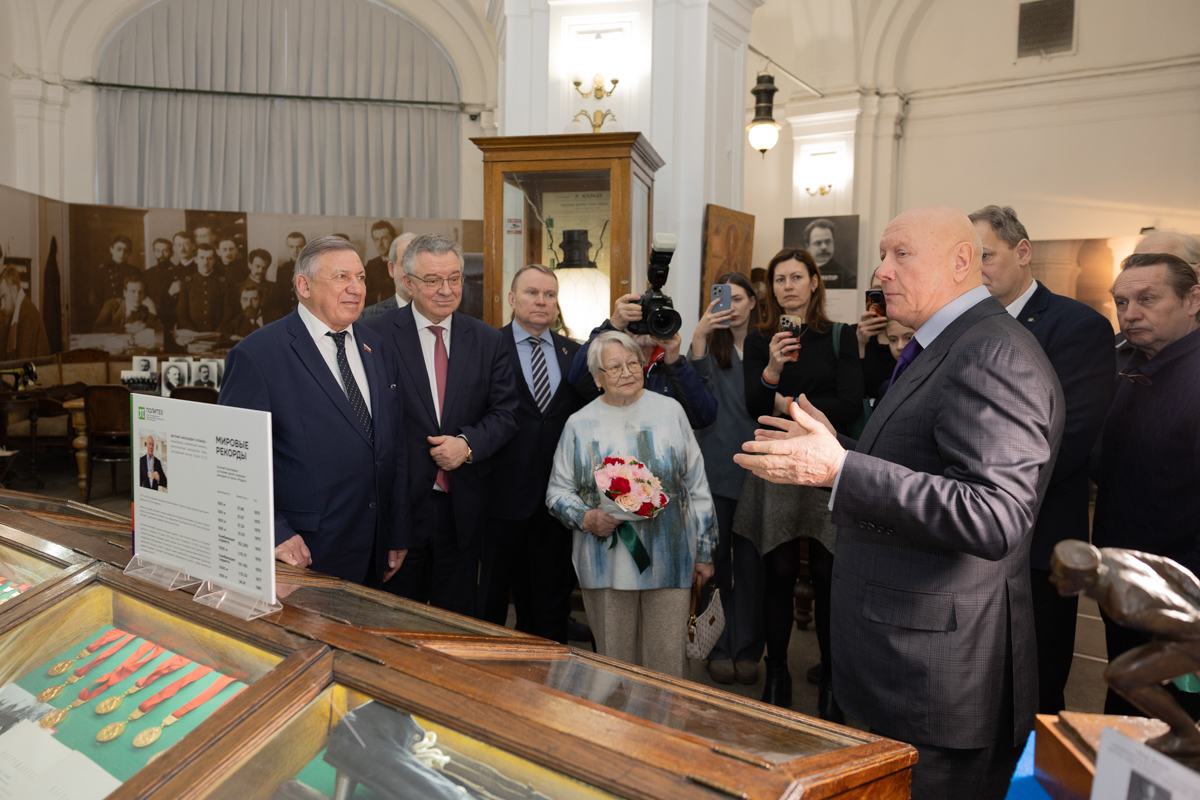 Евгений Куликов проводит экскурсию 