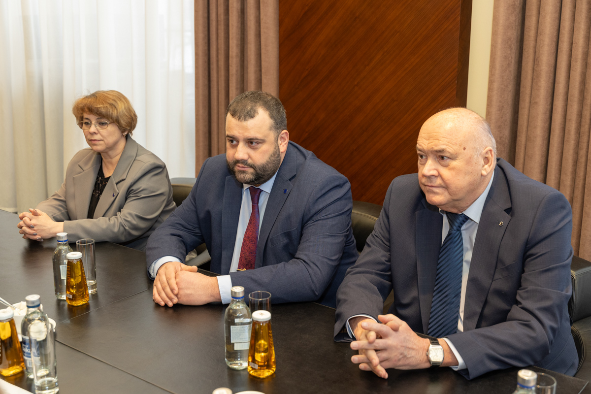 Генеральный директор НПФ «Меридиан» Александр Асланян с заместителем Александром Копаневым и директором по персоналу Аллой Шаршуковой 